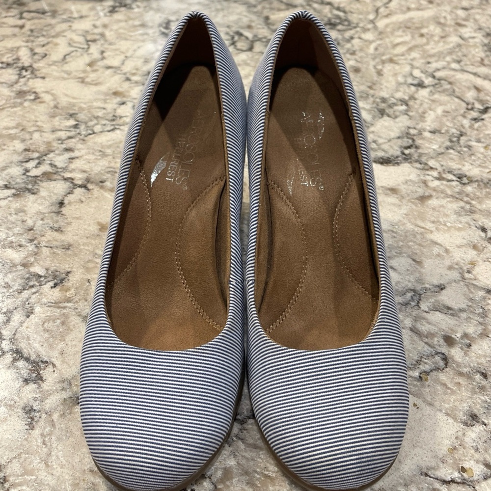 AEROSOLES Heelrest Plum Tree Blue White Wedge Heel Shoes Women’s Size 6.5